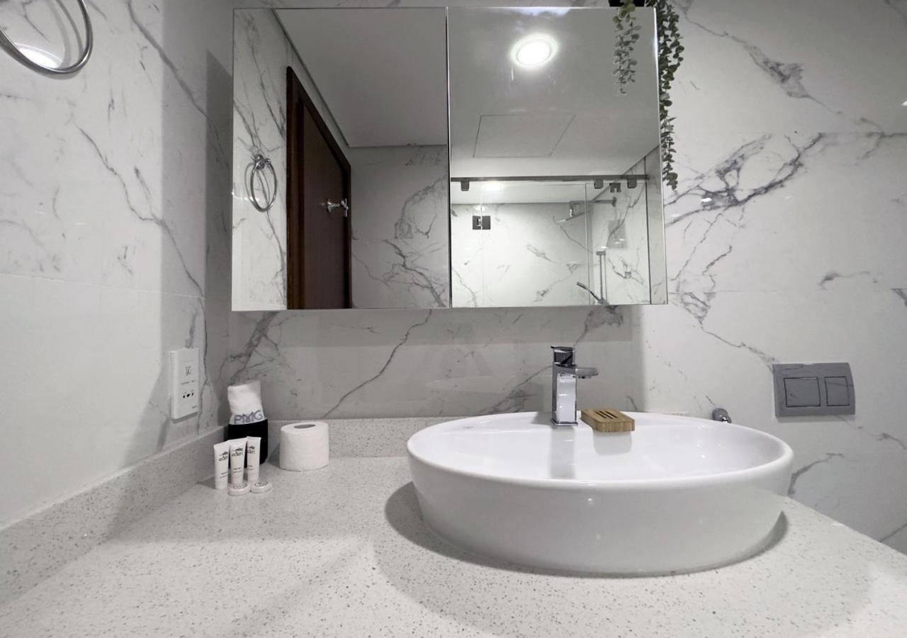 Canal Access Studio, 1 Min Walk To Business Bay Marina * Дубай